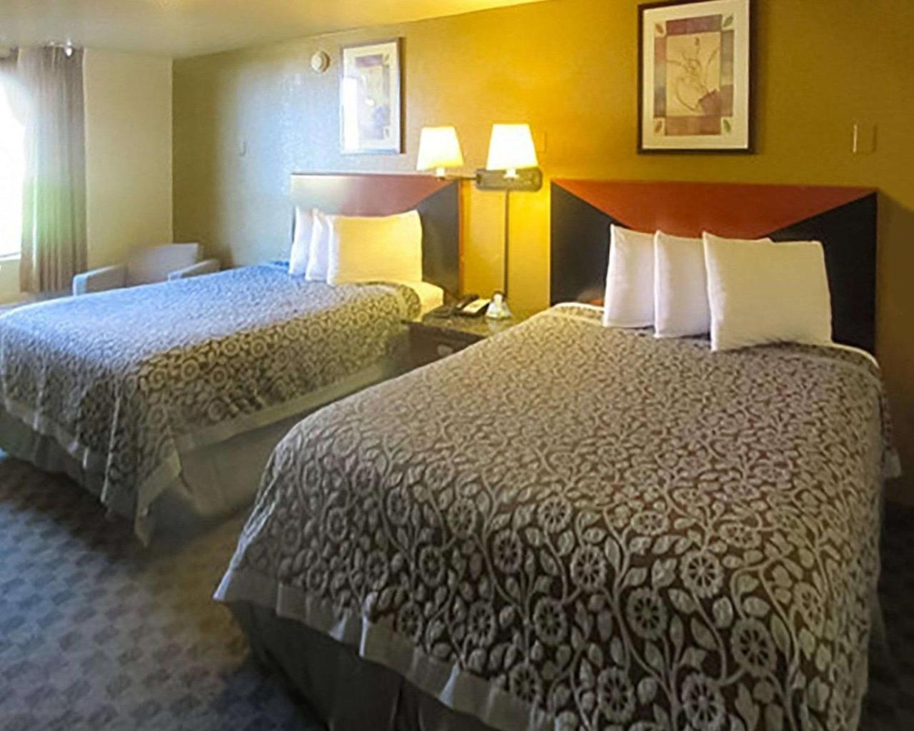 טיילר Rose City Inn & Suites מראה חיצוני תמונה